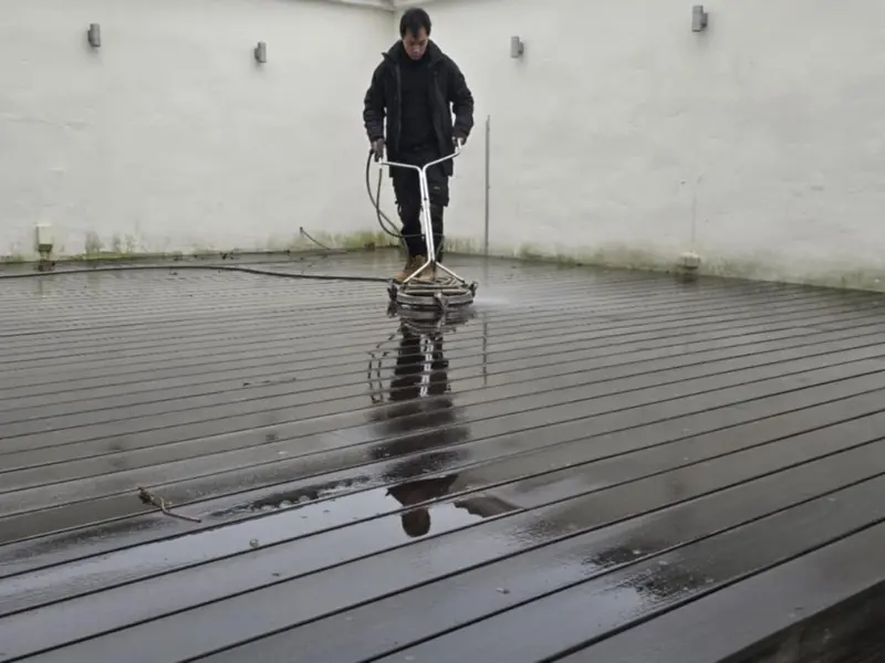 Mand på træterrasse