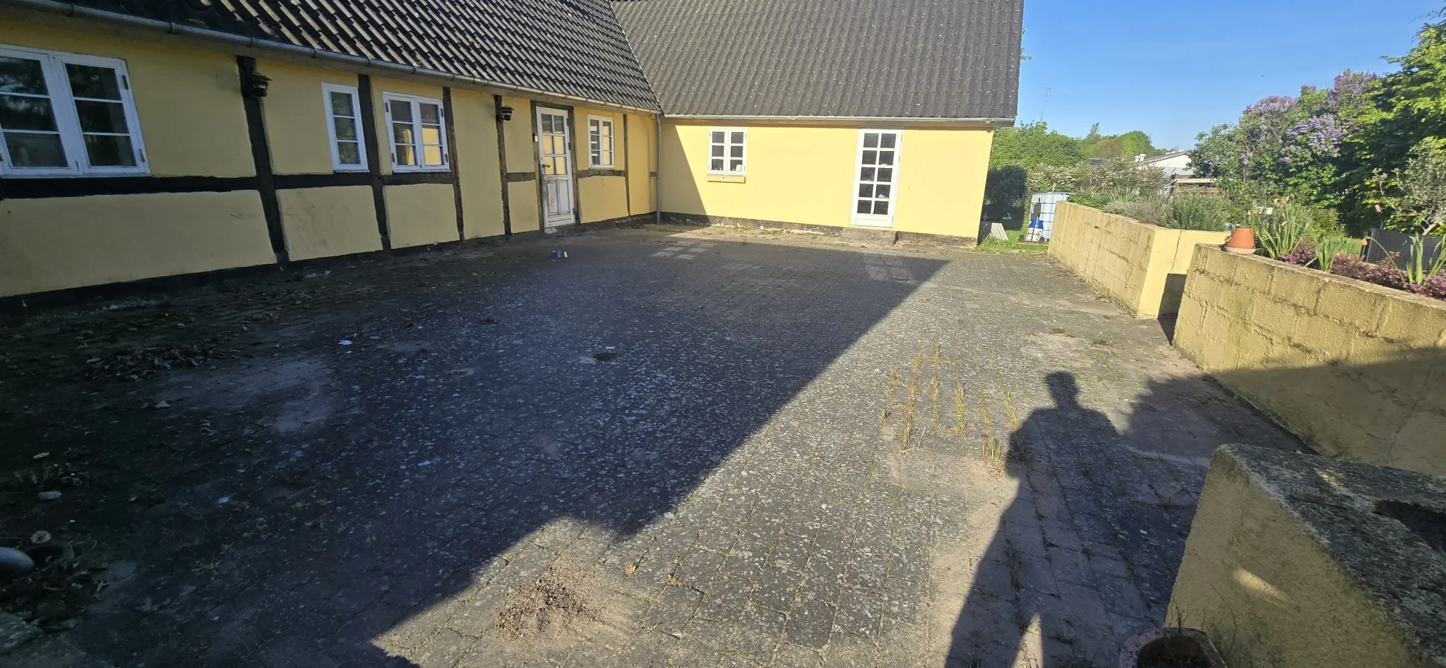 Før fliser på en gul gård